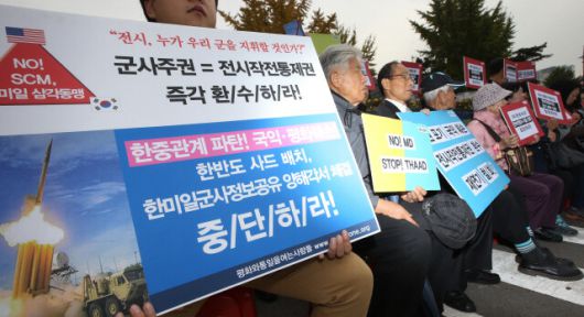 평화와통일을여는사람들 회원들이 2024년 10월 서울 용산 국방부 정문 앞에서 전작권 환수를 포기한 국방부를 규탄하는 집회를 열고 있다. 한겨레 자료사진