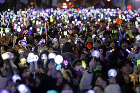 12·3 내란 우두머리인 대통령 윤석열에 대한 탄핵소추안이 국회에서 가결된 2024년 12월14일 오후 국회 앞에서 시민들이 탄핵 가결을 기뻐하고 있다. 김명진 기자 littleprince@hani.co.kr