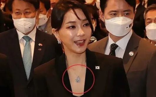 윤석열 전 대통령의 부인 김건희 여사가 2022년 6월 스페인 마드리드에서 열린 동포 만찬 간담회에 참석하고 있다. 연합뉴스