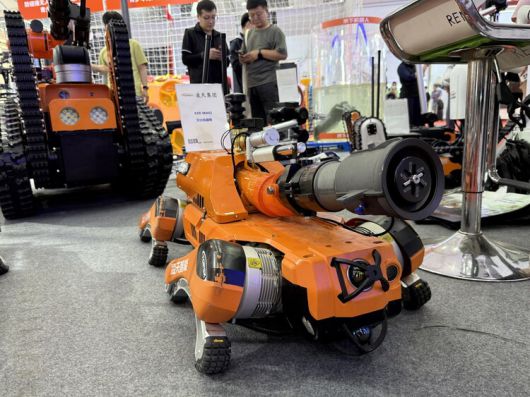 탑스카이인텔리전스는 화재 진압 등 재난 구호 현장에 투입되는 로봇들을 여럿 전시했다. 베이징/이정연 특파원