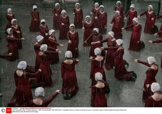 마거릿 애트우드 소설 ‘시녀 이야기’를 원작으로 만든 드라마 ‘핸드메이즈 테일’의 한 장면. ⓒShutterstock