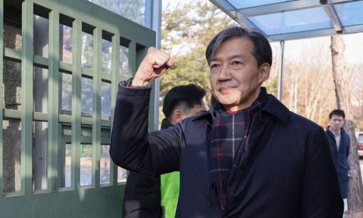 자녀 입시 비리와 청와대 감찰 무마 등 혐의로 기소돼 징역 2년형이 확정된 조국 전 조국혁신당 대표가 지난해 12월16일 오전 경기도 의왕 서울구치소 앞에서 수감되기 전 지지자들을 향해 주먹을 쥐어보이고 있다. 연합뉴스