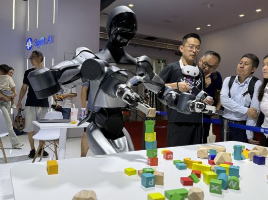 로봇기업 스피리트 에이아이(AI)는 섬세한 손놀림으로 블럭쌓기를 하는 로봇을 전시했다. 베이징/이정연 특파원