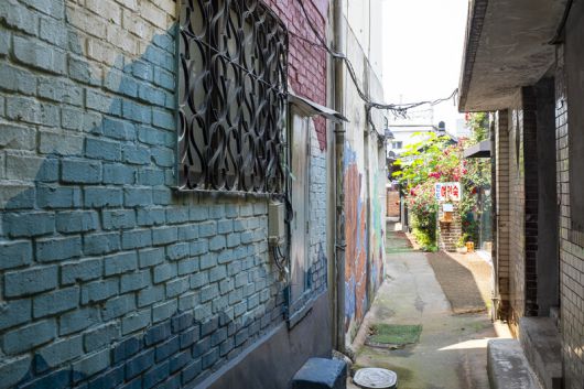 배다리골목을 걷다 보면 화려한 그림이 그려진 벽화를 만난다. 최갑수 제공