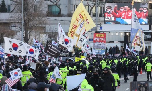 지난 1월3일 오전 서울 용산구 대통령 관저 인근에서 윤석열 대통령 지지자들이 집회를 하고 있다. 김영원 기자