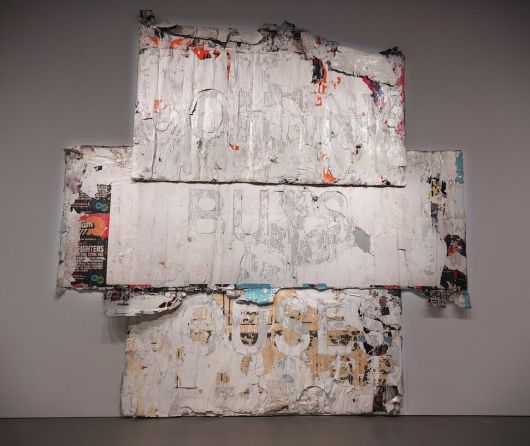 가장 깊숙한 안쪽 전시장 내벽에 붙은 설치 회화 ‘명백한 운명’(2023). 해진 벽면을 연상시키는 캔버스 세 폭을 위아래로 맞붙여 ‘조니가 집을 삽니다’(JOHNNY BUYS HOUSES)란 전단지 문구를 재현해 보여준다. ‘즉시 현금을 준다’는 구호를 내세워 빈민들로부터 집을 헐값에 사들이는 투기자본 업체의 실상을 짚은 작품이다. 노형석 기자