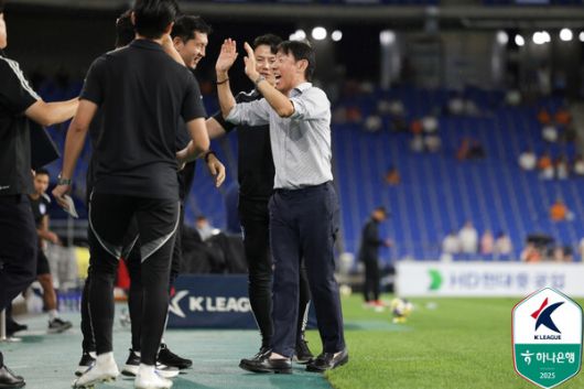 신태용 감독이 9일 복귀 데뷔전에서 승리한 뒤 코치진과 기뻐하고 있다. 한국프로축구연맹 제공