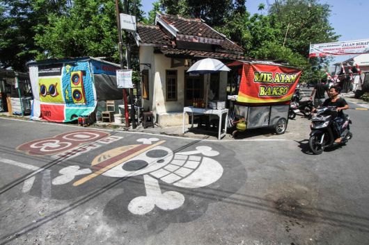 6일(현지시각) 중부 자바주 수코하리조의 한 거리에서 ‘원피스’ 졸리 로저 문양이 길바닥에 그려져 있다. AFP 연합뉴스