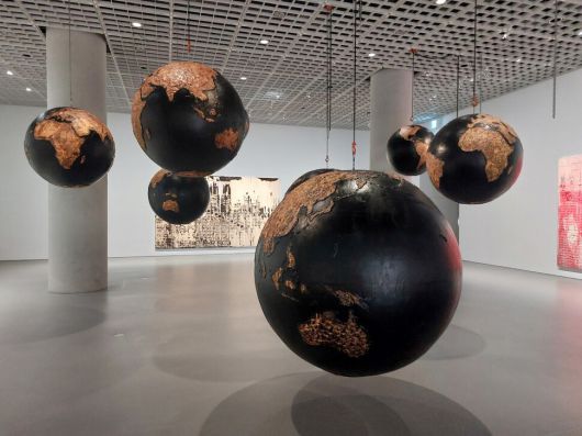 전시장 안쪽 한가운데 여러개의 지구 모양 구체를 매단 설치 작품 ‘잿더미의 왕이 되기 위해서라도 나라가 타오르는 것을 볼 것이다’(2019). 종이로 만든 구체들에는 불타고 그을린 대륙과 바다가 나타나는데 각기 크기와 질감이 달라 파편화하고 불균형이 심화한 오늘날 지구 세계의 모습을 암시한다. 사람들이 같은 행성에 살지만, 결코 같은 세계를 공유하고 있지 않다는 진실을 드러낸 작품이다. 노형석 기자