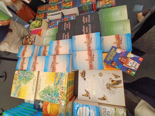 행사장 앞마당에 설치된 서점에 연사로 참여한 작가들의 책이 구비되어 있다. 중간열 하늘색 표지의 책들이 마흐무드 무나의 ‘가자의 새벽: 팔레스타인 삶과 문화 이야기’(Daybreak in Gaza)이다. 임인택 기자