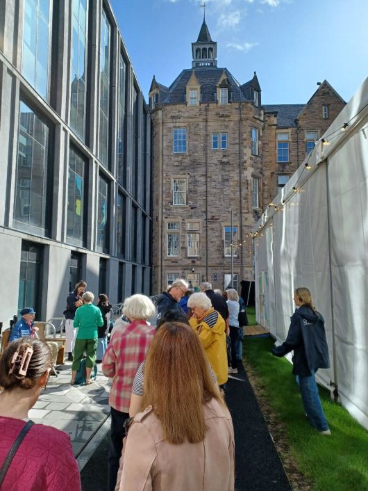 에든버러 국제 북 페스티벌의 첫날 오전 대담 세션이 열리기 전 행사 장소인 코트야드 왼쪽으로 청중들이 줄을 서있다. 임인택 기자