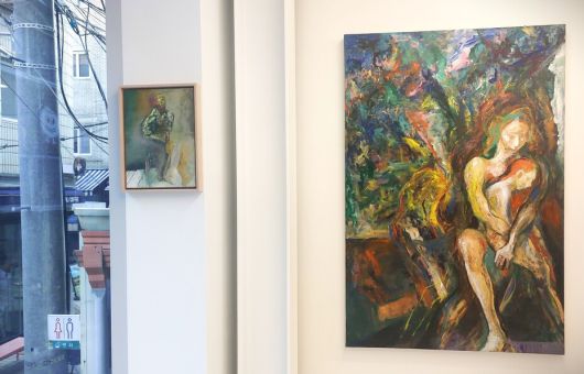 전시장 창가 쪽 벽에 붙어있는 2024년 작 ‘무제(반가여래상)’와 2009년 작 ‘숲속의 모녀’. 노형석 기자