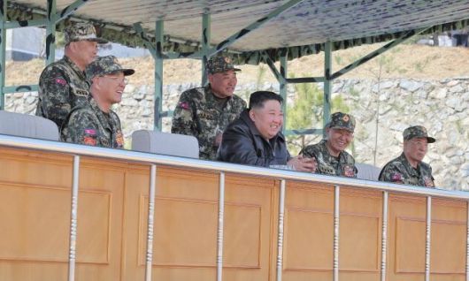 노광철 북한 국방상(앞줄 맨왼쪽)이 지난 4월4일 김정은 조선노동당 총비서 겸 국무위원장의 인민군 특수작전부대들의 훈련기지 방문 행사에 함께하고 있다. 조선중앙통신 연합뉴스
