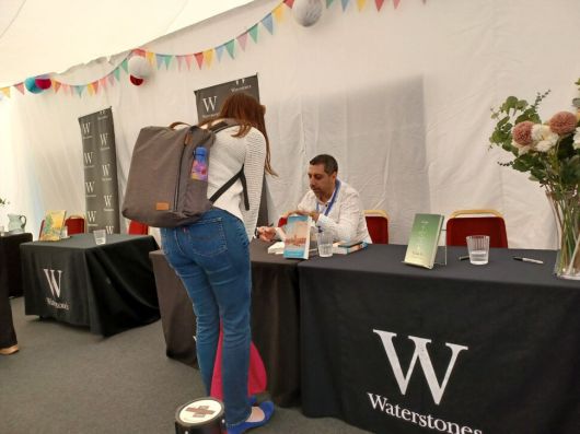 두 작가 사인회가 끝난 뒤에도 한 여성이 마흐무드 무나의 책을 사들고 사인을 요청했다. 임인택 기자