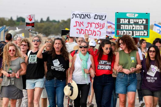 10일(현지시각) 이스라엘 인질과 연대하는 여성들이 전쟁 종식과 인질 석방을 촉구하는 시위를 이스라엘 남부 키부츠 나할 오즈에서 진행하고 있다. 나할 오즈 인근 군사기지는 2023년 10월 가자 전쟁 발발 당시 팔레스타인 무장정파 하마스 대원 수십명이 철조망을 넘어 침입한 곳이다. 나할오즈/AFP 연합뉴스