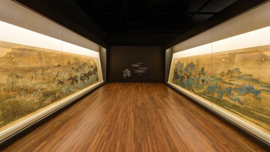 13일 국립고궁박물관 기획전시실에서 언론에 공개된 특별전 ‘창덕궁의 근사한 벽화’의 1부 전시 공간. 창덕궁 경훈당에 설치됐던 이상범의 ‘삼선관파도’(왼쪽)와 노수현의 ‘조일선관도’가 비스듬하게 세워진 채 마주보는 얼개로 꾸민 세번째 방의 모습이다. 국가유산청 제공