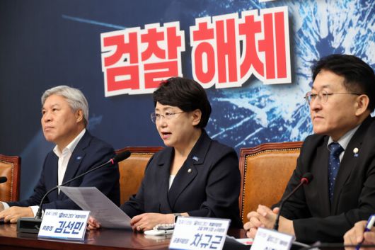 김선민 조국혁신당 대표 권한대행(가운데)이 13일 국회에서 열린 당 ‘끝까지 간다’ 특별위원회 회의에서 발언하고 있다. 연합뉴스