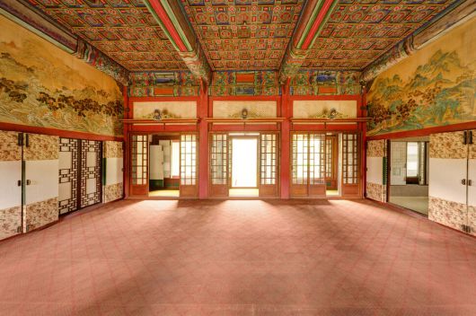 황제의 서재이자 휴식 공간이던 경훈각 내부. 왼쪽 벽에 이상범 작 ‘삼선관파도’, 오른쪽 벽에는 노수현 작 ‘조일선관도’가 붙어있다. 국가유산청 제공