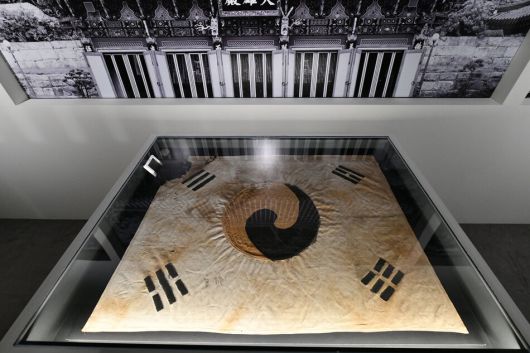 서울 덕수궁 돈덕전 특별전에 나온 진관사 태극기. 일장기 위에 태극과 4괘를 그려넣었다. 국가유산청 제공