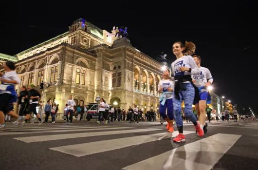 지난해 열린 ‘비엔나 나이트 런’에 참가한 이들 모습. 빈의 매력적인 야경 속을 달리는 이 대회는 마치 축제 같다. 대회 누리집 화면 갈무리