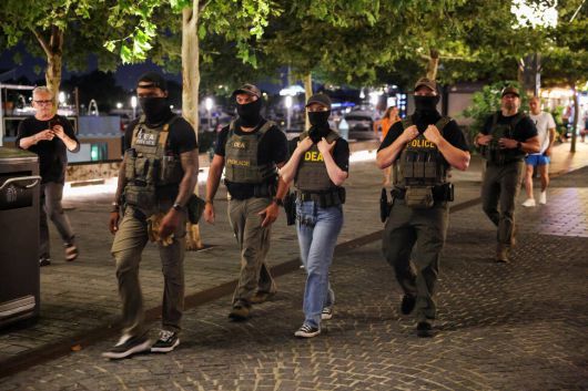 연방 마약단속국(DEA)과 경찰들이 13일(현지시각) 미국 워싱턴디시의 포토맥강 주변 지역을 순찰하고 있다. 로이터 연합뉴스