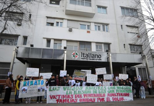 지난달 31일 아르헨티나 라플라타시의 이탈리아노 병원 앞에서 오염된 펜타닐 약품 투약으로 사망한 환자들의 유족들이 시위하고 있다. 로이터연합뉴스