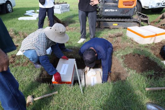 장의사들이 지난달 29일 오전 제주시 조천읍 와흘리 남양홍씨 가족묘지에서 김양능·홍순하 부부의 유골함을 땅 속에 내리고 있다. 제주/김영원 기자 forever@hani.co.kr