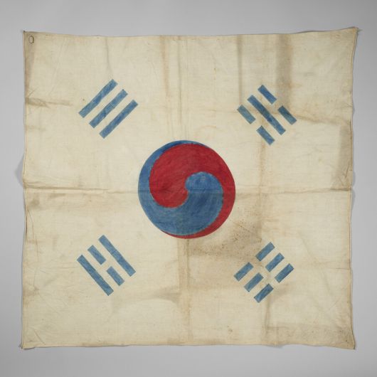 대한민국역사박물관에서 전시 중인 1900년 파리만국박람회 출품 추정 태극기. 대한민국역사박물관 제공