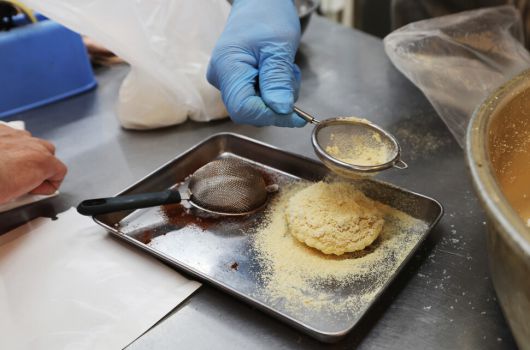 홍성민씨가 지난달 27일 오후 일본 오사카 코리아타운 이와무라식품에서 동생과 함께 제주 전통 떡인 기름떡을 만들고 있다. 오사카/김영원 기자 forever@hani.co.kr