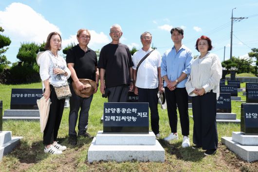 홍성익(왼쪽 셋째부터)·성민씨 가족이 지난달 29일 낮 제주 조천읍 와흘리 가족묘지에 오사카에서 돌아가신 조부모의 이장을 마친 뒤 기념사진을 찍고 있다. 제주/김영원 기자 forever@hani.co.kr