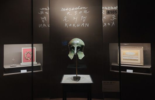 국립중앙박물관의 손기정 특별전에 나온 1936년 베를린올림픽 마라톤 우승 기념 고대 그리스 투구와 상장, 메달. 뒤쪽 벽에 손기정의 서명이 확대된 모습으로 나왔다. 노형석 기자