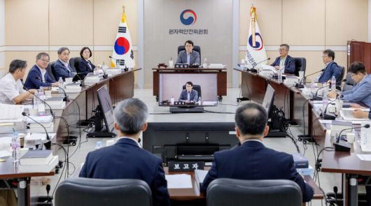 최원호 원자력안전위원회 위원장(가운데)이 14일 서울 중구 원자력안전위원회 대회의실에서 열린 제218회 원자력안전위원회 회의에서 위원들과 안건에 대해 논의하고 있다. 원안위 제공