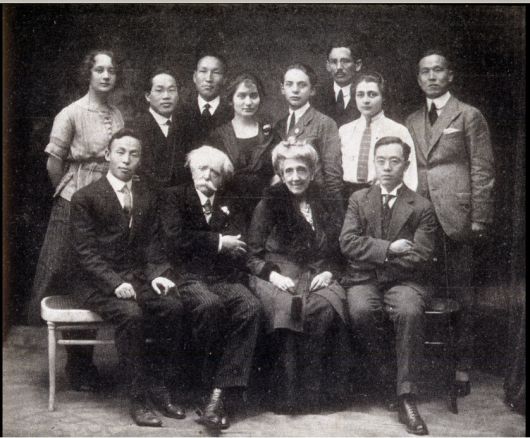 1919년 파리평화회의에 한국 독립을 요구하는 문서를 제출할 때 김규식은 한국대표부, 대표관이라는 명칭을 썼고 이 사무실이 간행하는 회보를 발행하는 주체로는 한국통신국이라는 명칭을 사용했다. 한국대표부, 대표관, 한국통신국은 ‘파리위원부’로 불렸다. 사진은 파리위원부의 사람들이다. 1열 왼쪽 맨 오른쪽이 김규식이다. 1919년 촬영. 돌베개 제공