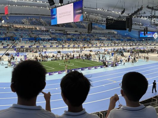 15일 어린이들이 중국 베이징 국가스피드스케이트장에 마련된 ‘세계인간형로봇운동회’를 관람하고 있다. 베이징/이정연 특파원