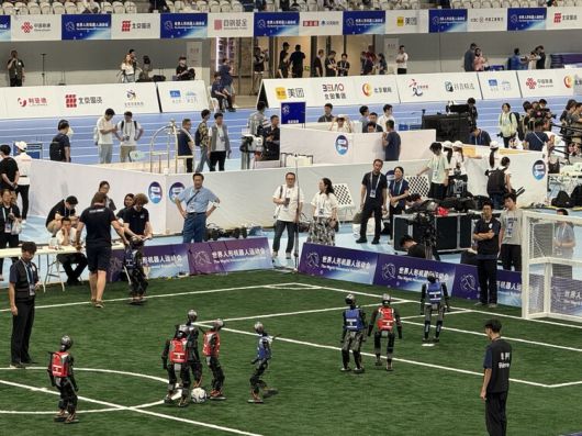 5:5 축구를 하고 있는 로봇들. 베이징/이정연 특파원