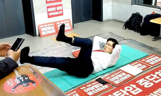 김문수 국민의힘 당 대표 후보가 15일 여의도 중앙당사 1층에서 무기한 농성 중 스트레칭을 하는 모습. 유튜브 김문수 티브이(TV) 갈무리