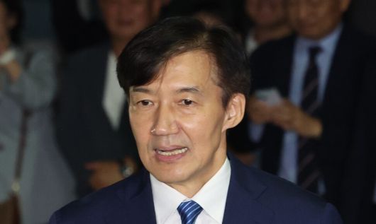 광복절 특사로 사면복권돼 풀려난 조국 전 조국혁신당 대표가 15일 자정 서울 구로구 서울남부교도소를 나와 대국민 인사를 하고 있다. 최현수 기자 emd@hani.co.kr