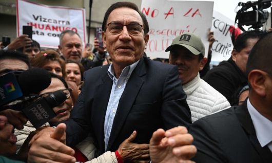 페루의 마르틴 비스카라 전 대통령이 지난 6월26일 리마의 최고 법원에 도착해 취재진에 둘러싸여 있는 모습. AFP 연합뉴스