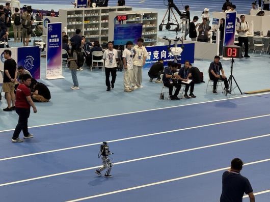 1500m 달리기 경기를 치르고 있는 인간형 로봇. 베이징/이정연 특파원