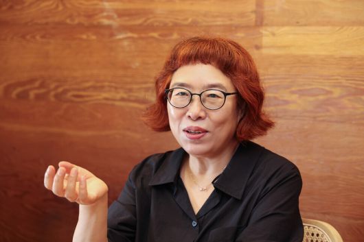 이금이 작가가 6일 오후 서울 종로구 카페 에무에서 한겨레와 인터뷰하고 있다. 김영원 기자 forever@hani.co.kr