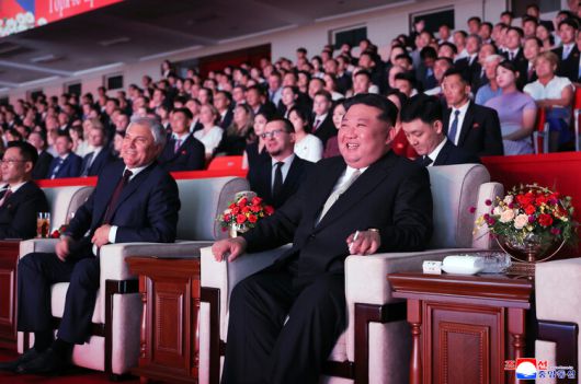 광복 80주년을 맞아 북한을 방문한 러시아 예술사절들의 경축공연이 지난 15일 평양체육관에서 진행됐다고 조선중앙통신이 16일 전했다. 김정은 국무위원장이 러시아 하원(국가두마) 의장과 함께 공연을 관람했다. 연합뉴스