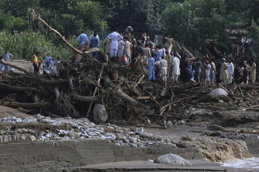 현지시각 16일 기습 폭우로 인한 홍수 피해를 입은 파키스탄 북서부 카이버파크툰크와주 부네르 지구에서 구조당국과 주민들이 피해자들의 시신을 수습하고 있다. AFP/연합뉴스