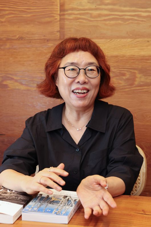 이금이 작가가 지난 6일 오후 서울 종로구 카페 에무에서 한겨레와 인터뷰하고 있다. 김영원 기자 forever@hani.co.kr