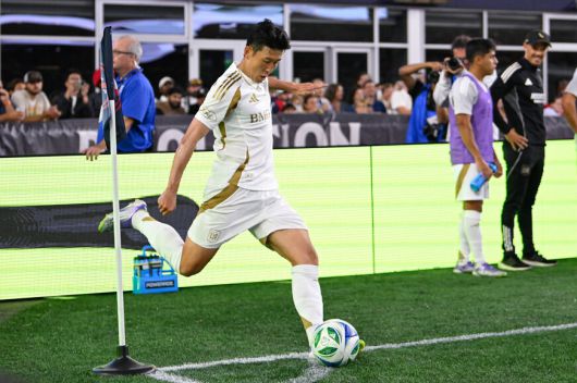 손흥민(LAFC) 17일(한국시각) 미국 매사추세츠 폭스버러의 질레트 스타디움에서 열린 2025 MLS 정규리그 뉴잉글랜드 레볼루션과 경기에서 코너킥을 시도하고 있다. 폭스버러/AFP 연합뉴스