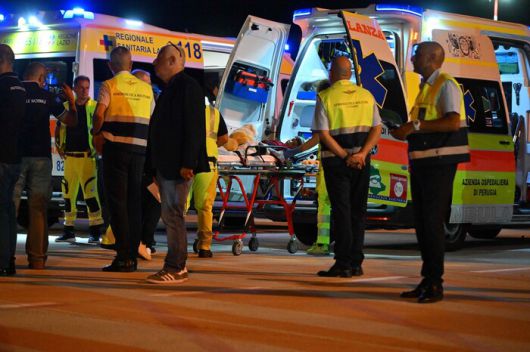 지난 14일 로마 참피노 공항에서 의료진과 보건 인력이 가자지구 출신 팔레스타인 어린이들과 그 가족들을 맞이하는 가운데 한 아동이 들것에 실려나오고 있다. 이는 지난해 1월 이후 진행된 가장 큰 규모의 의료 후송 작전으로 120명에 가까운 인원이 이동했다. AFP연합뉴스