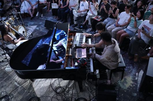 16일 서울 마포구 서보미술문화공간에서 열린 재즈 피아니스트 자하리 스탬플리의 공연에서 스탬플리가 관객과 함께 즉흥 연주를 펼치고 있다. 재즈브릿지컴퍼니 제공