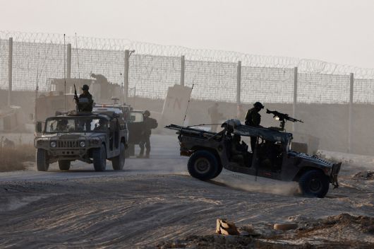 16일(현지시각) 팔레스타인 가자지구 접경 지역에서 이스라엘군 차량이 움직이고 있다. 가자/로이터 연합뉴스