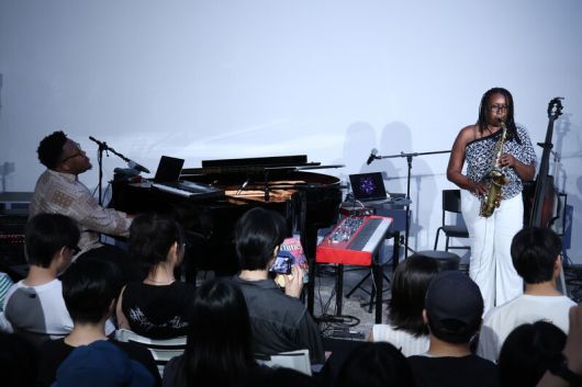 16일 서울 마포구 서보미술문화공간에서 열린 재즈 피아니스트 자하리 스탬플리의 공연에서 스탬플리(왼쪽)가 그의 어머니 디에레니아 스탬플리와 협연하고 있다. 재즈브릿지컴퍼니 제공