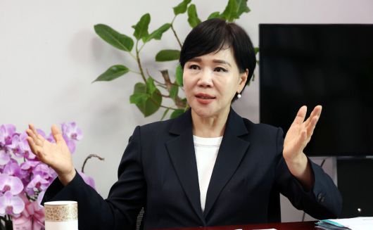 전현희 더불어민주당 최고위원이 18일 국회 의원회관에서 한겨레와 인터뷰를 하고 있다. 김경호 선임기자 jijae@hani.co.kr