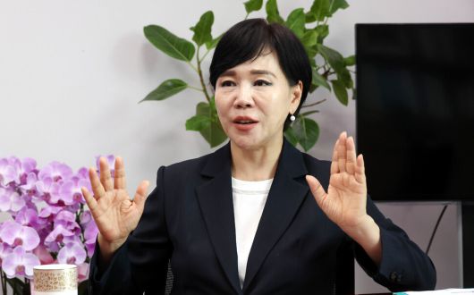 전현희 더불어민주당 최고위원이 18일 국회 의원회관에서 한겨레와 인터뷰를 하고 있다. 김경호 선임기자 jijae@hani.co.kr